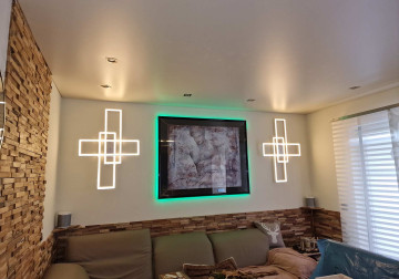 Weiße satinierte Spanndecke schmückt Wohnzimmer